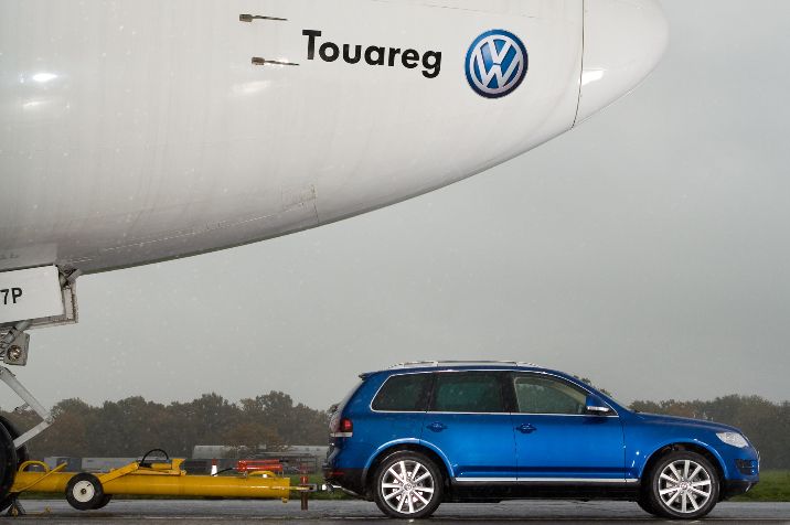 Touareg%20pulls%20a%20Boeing%20747.